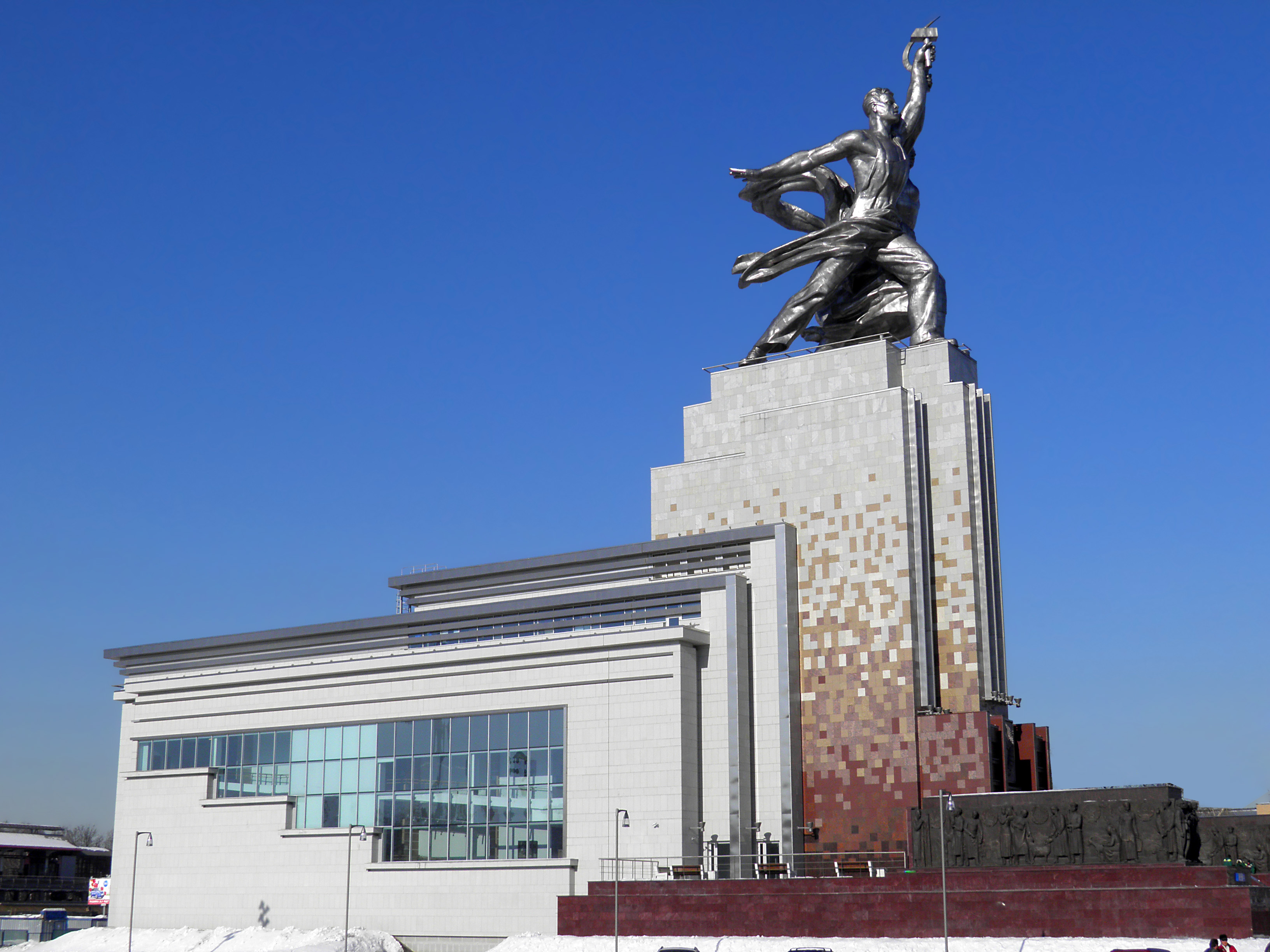 «Рабочий и колхозница»